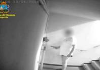 Assenteismo, arrestato vigile in mutande che timbrava il cartellino e poi tornava a casa (ANSA)