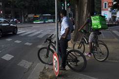 Un rider di Uber Eats in bicicletta 