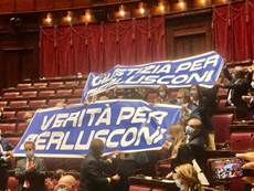 Le scritte sui cartelloni alla Camera ad inizio di seduta dai deputati di Forza Italia al termine dell'intervento della  Capogruppo Mariastella Gelmini  ANSA