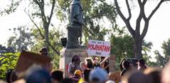 Abbattuta la statua di Cristoforo Colombo a Minneapolis