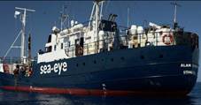 Migranti, i 156 salvati dalla Alan Kurdi saranno trasferiti su unaltra nave. Ministero: Non possiamo sbarcarli, Italia in emergenza