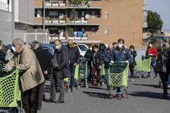 Coronavirus, code agli ipermercati di Roma