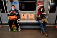 persone con la mascherina in metropolitana