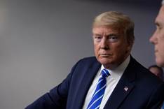Il siringone del Dottor Trump. Propone iniezioni di