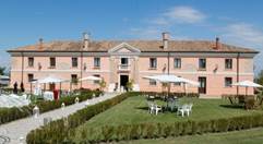 Villa Anconetta vive la difficile convivenza con il vicino centro migranti