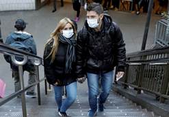 Persone con le mascherine a New York (ANSA)