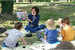 La maestra di Prato che legge libri ai piccoli alunni nel parco attaccata dal sindacato. La polemica incredibile