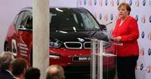 La cancelliera Angela Merkel in visita in Sudafrica, presso un impianto Bmw 