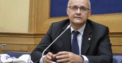 https://formiche.net/timthumb.php?src=https%3A%2F%2Fformiche.net%2Ffiles%2F2016%2F07%2FImagoeconomica_874448.jpg&h=440&w=850&q=100&a=c&bid=10051&zc=1