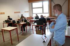 Studenti in aula con la mascherina in un istituto di Noventa padovana  ANSA