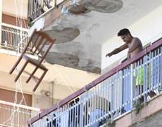 Il lancio di una sedia da un balcone dell'ex palazzo Cirio