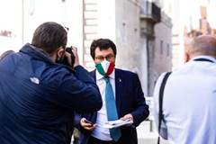 https://www.adnkronos.com/rf/image_size_400x300/Pub/AdnKronos/Assets/Immagini/2020/05/20/salvini_mascherina_tricolore2_fg_ipa.jpg