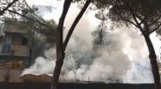 I migranti in quarantena danno fuoco al centro di accoglienza. Tensione a Torre Maura