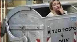 Meloni, il fotomontaggio nel cassonetto: è polemica nell'Avellinese